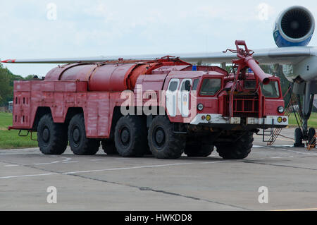 Aérodrome camion dei pompieri, Taganrog, Russia, 16 maggio 2015. Impianto di aviazione, questa macchina corre sul terreno con acqua idrovolanti Foto Stock