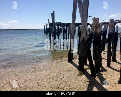 Vecchio rovinato il dock sulla spiaggia in a Provincetown Foto Stock