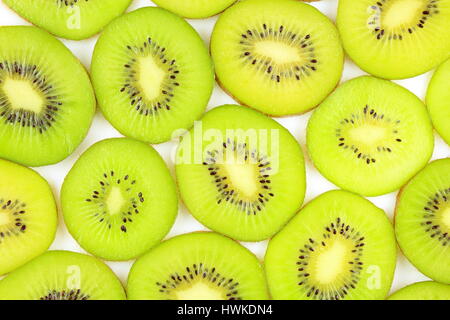 Fette di fresco verde kiwi come un cibo texture di sfondo Foto Stock