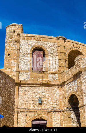 Bab Ljhad, una torre di fortificazione nelle mura della città di Essaouira, Marocco Foto Stock