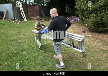 Padre e figlio la scaletta che porta su un prato per un lavoro di riparazione. Il polacco età 41 e 10. Zawady Polonia centrale Europa Foto Stock