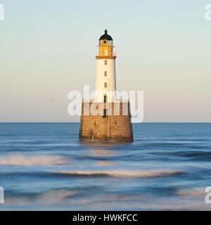 Rattray Capo Faro è impostato nel mare appena fuori la costa est a Saint Fergus Foto Stock