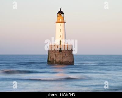 Rattray Capo Faro è impostato nel mare appena fuori la costa est a Saint Fergus Foto Stock