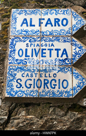 Segni di ceramica al faro, Olivetta Beach e St. George Castle, alcune delle principali attrazioni di Portofino, famoso borgo peschereccio italiano Foto Stock