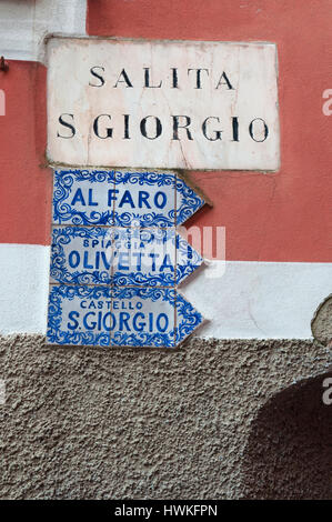 Segni di ceramica al faro, Olivetta Beach e St. George Castle, alcune delle principali attrazioni di Portofino, famoso borgo peschereccio italiano Foto Stock