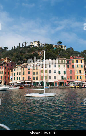 Italia: le barche e la vista sulla baia di Portofino, un villaggio di pescatori famoso per il suo pittoresco porto e le case colorate Foto Stock