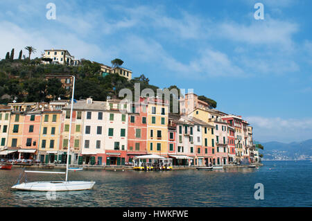 Italia: le barche e la vista sulla baia di Portofino, un villaggio di pescatori famoso per il suo pittoresco porto e le case colorate Foto Stock