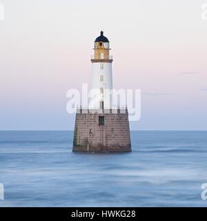 Rattray Capo Faro è impostato nel mare appena fuori la costa est a Saint Fergus Foto Stock