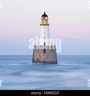 Rattray Capo Faro è impostato nel mare appena fuori la costa est a Saint Fergus Foto Stock