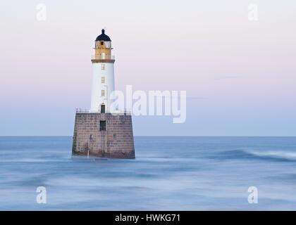 Rattray Capo Faro è impostato nel mare appena fuori la costa est a Saint Fergus Foto Stock