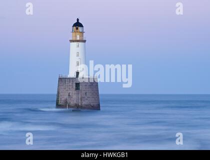 Rattray Capo Faro è impostato nel mare appena fuori la costa est a Saint Fergus Foto Stock