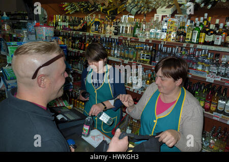 L'uomo 41 anni dello shopping di alcool in un polacco full-service negozio di liquori. Zawady Polonia centrale Europa Foto Stock