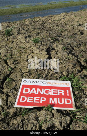 Segnale di avvertimento - fango profondo dopo il dragaggio del fiume Foto Stock