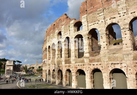 Colosseo romano e area archeologica con i turisti e bellissimo cielo molto nuvoloso Foto Stock