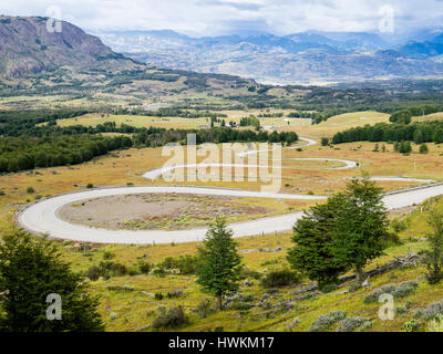 Curve della Carretera Austral, a nord del villaggio di Villa Cerro Castillo, Aysen regione, Patagonia, Cile Foto Stock