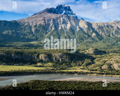 Vista sulla valle del fiume Rio Ibanez per il montaggio di Cerro Castillo, visto dalla strada Carretera Austral, vicino borgo Villa Cerro Castillo, regione Aysen, PATA Foto Stock