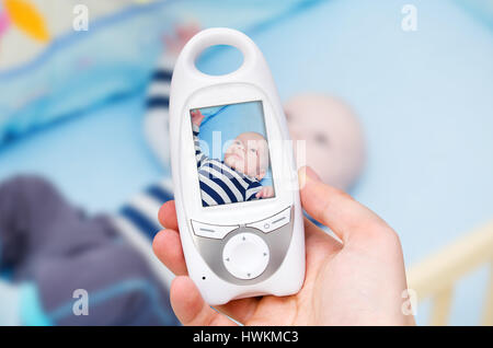 Mano azienda video baby monitor per la sicurezza del bambino Foto Stock