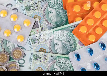 Pillole e zloty polacco fatture. pillole medicinali health costo denaro Polish zloty pln concept Foto Stock