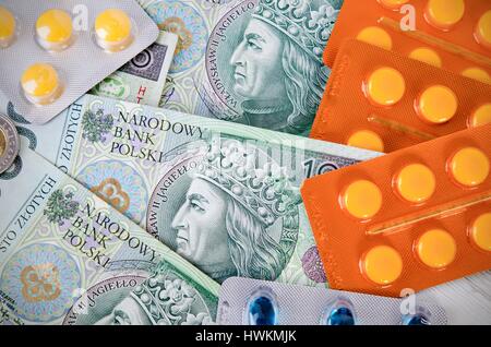 Pillole e zloty polacco fatture. pillole medicinali health costo denaro Polish zloty pln concept Foto Stock