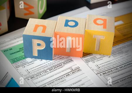 PIT parola con blocchi colorati. polacco modulo fiscale soldi finanza aziendale concetto di blocco Foto Stock