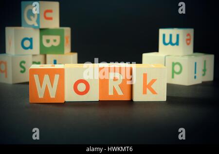 Parola di lavoro con blocchi colorati. lavoro lavoro la leadership aziendale word cube concetto di blocco Foto Stock