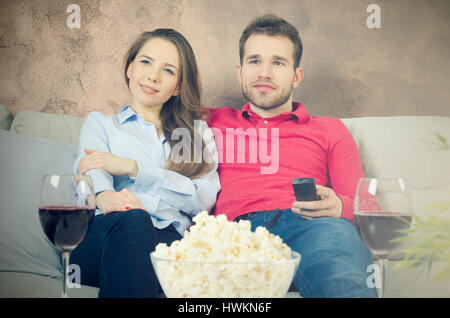 Giovane gode il tempo libero guardando la TV. giovane tempo libero guardando la tv tempo libero home concetto di divertimento Foto Stock