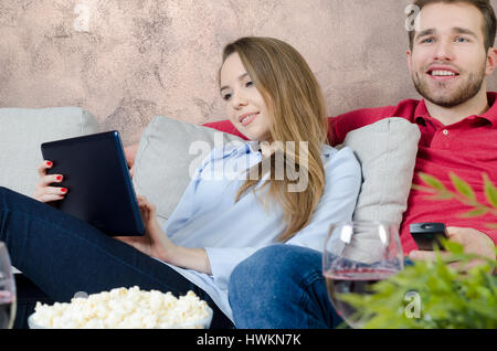 Giovane gode il tempo libero guardando la TV. giovane tempo libero guardando la tv tempo libero home concetto di divertimento Foto Stock