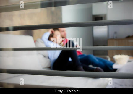 Giovane gode di tempo libero e guardare la tv. giovane tempo libero guardando film home divertimento sala tv concept Foto Stock