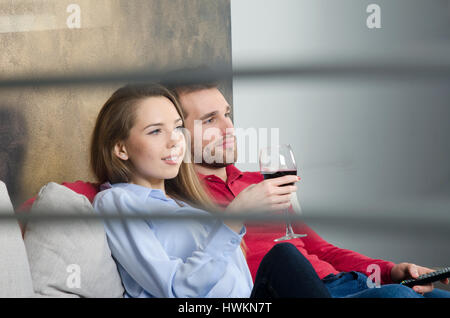 Giovane gode di tempo libero e guardare la tv. giovane tempo libero guardando film home divertimento sala tv concept Foto Stock