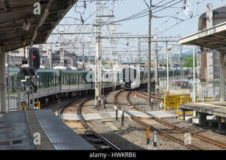 KYOTO, Giappone - CIRCA NEL MAGGIO 2016: la società privata Keihan treno linea collega tra Osaka e Kyoto. Foto Stock