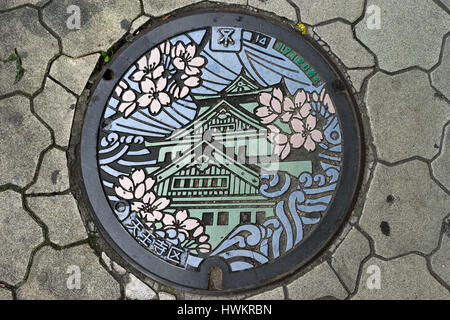 OSAKA, GIAPPONE - circa aprile, 2016: chiusino di Osaka in Giappone. Il castello di Osaka incisi su di un chiusino come simbolo di un importante città della la Foto Stock