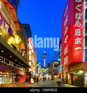 OSAKA, Giappone - 26 Aprile 2016: Unitentified turisti su Shinsekai street. È inoltre visibile la torre Tsutenkaku. Foto Stock