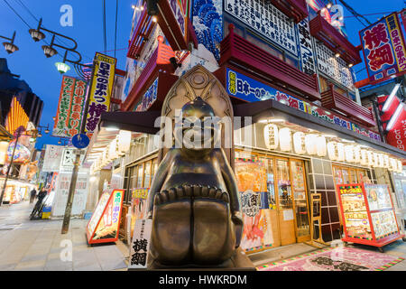 OSAKA, Giappone - 26 Aprile 2016: Statua del Billiken su Shinsekai street. Billiken è originata dall America, creato da Firenze Pretz. Foto Stock