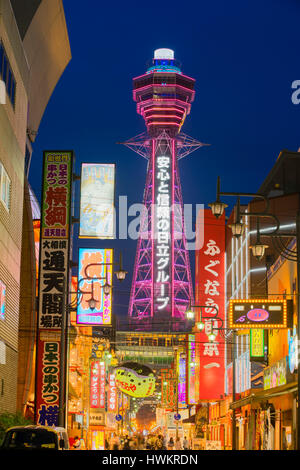 OSAKA, Giappone - 26 Aprile 2016: Unitentified turisti su Shinsekai street. È inoltre visibile la torre Tsutenkaku. Foto Stock