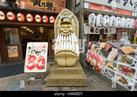 OSAKA, Giappone - 26 Aprile 2016: Statua del Billiken su Shinsekai street. Billiken è originata dall America, creato da Firenze Pretz. Foto Stock