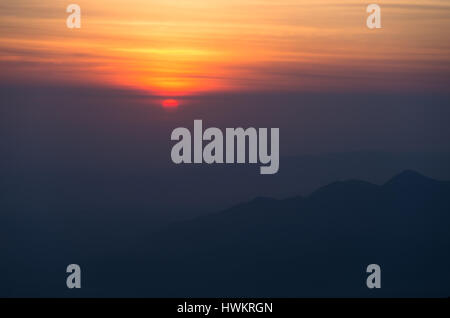 Il tramonto sul Canyon Country vicino a Arequipa visto dalle piste di El Misti vulcano, Perù. Foto Stock