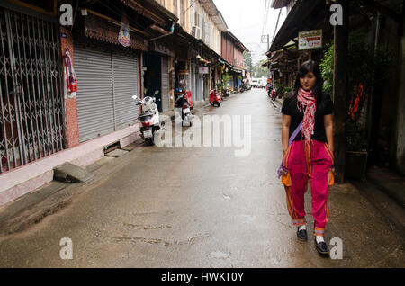 Asian thai donna visitare e viaggiare con posa per scattare foto alla Città Vecchia Chanthaboon e il lungomare su agosto 10, 2016 in Chanthaburi, Thailandia Foto Stock