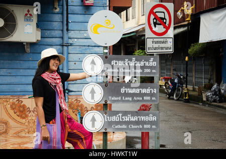 Asian thai donna visitare e viaggiare con posa per scattare foto alla Città Vecchia Chanthaboon e il lungomare su agosto 10, 2016 in Chanthaburi, Thailandia Foto Stock
