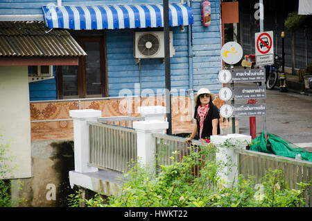 Asian thai donna visitare e viaggiare con posa per scattare foto alla Città Vecchia Chanthaboon e il lungomare su agosto 10, 2016 in Chanthaburi, Thailandia Foto Stock