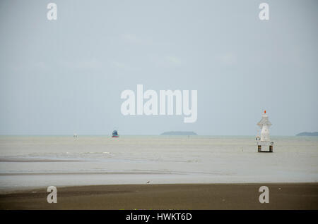 Maritime Buoyage System sulla spiaggia del mare a Pak Nam Prasae città in Rayong Thailandia. Foto Stock