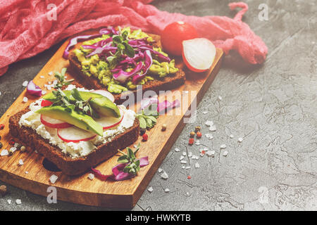 Toast con crema di formaggio, il ravanello e di avocado e con avocado e cavolo rosso Foto Stock