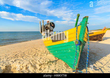 Coloratissime barche di pescatori sulla sabbiosa spiaggia di Debki durante la soleggiata giornata estiva, Mar Baltico, Polonia Foto Stock
