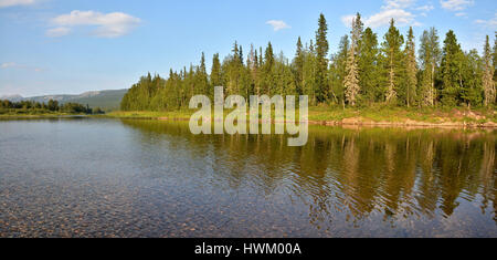 Panorama del fiume del Nord protetto. La Northern Urali. Il parco nazionale "Yugyd VA', l'oggetto del sito patrimonio mondiale dell'UNESCO "foresta vergine di Komi'. Foto Stock