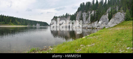 Panorama del fiume del Nord protetto. La Northern Urali. Il parco nazionale "Yugyd VA', l'oggetto del sito patrimonio mondiale dell'UNESCO "foresta vergine di Komi'. Foto Stock