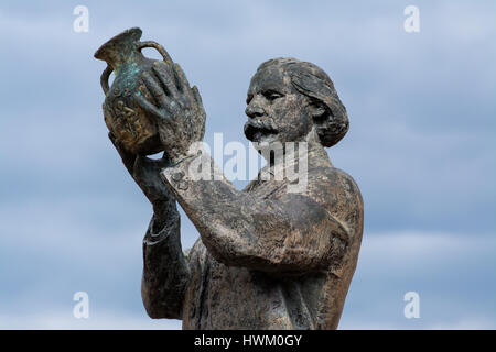 Statua di Giovanni Northwood un inglese un vetraio, un innovatore nel settore tecnico che ha scatenato una rinascita di interesse britannico in classici metodi per lavorazione vetro Foto Stock