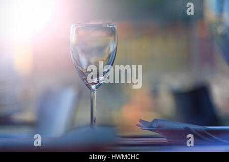 Un bicchiere di vino è sul tavolo con hotspot soleggiato,ristorante lista dei vini, a una tabella con un vetro interno, caffè, ristorante a tema Foto Stock