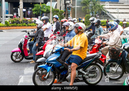 Motociclisti in attesa ad un semaforo nel centro di Bangkok, Thailandia Foto Stock