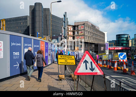 Demolizione della St James Centre di Edimburgo, costruito negli anni settanta il sito viene eliminato per fare spazio a un nuovo hotel, negozi ed appartamenti. Foto Stock