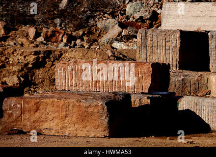 Enorme cava di marmo con grandi blocchi di marmo estratto dalla montagna Foto Stock