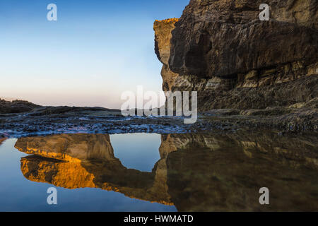 A Gozo, Malta - Sunriseat bellissima Azure Window, un arco naturale e il famoso punto di riferimento sull'isola di Gozo con la riflessione. È stato collassato su 9 Foto Stock